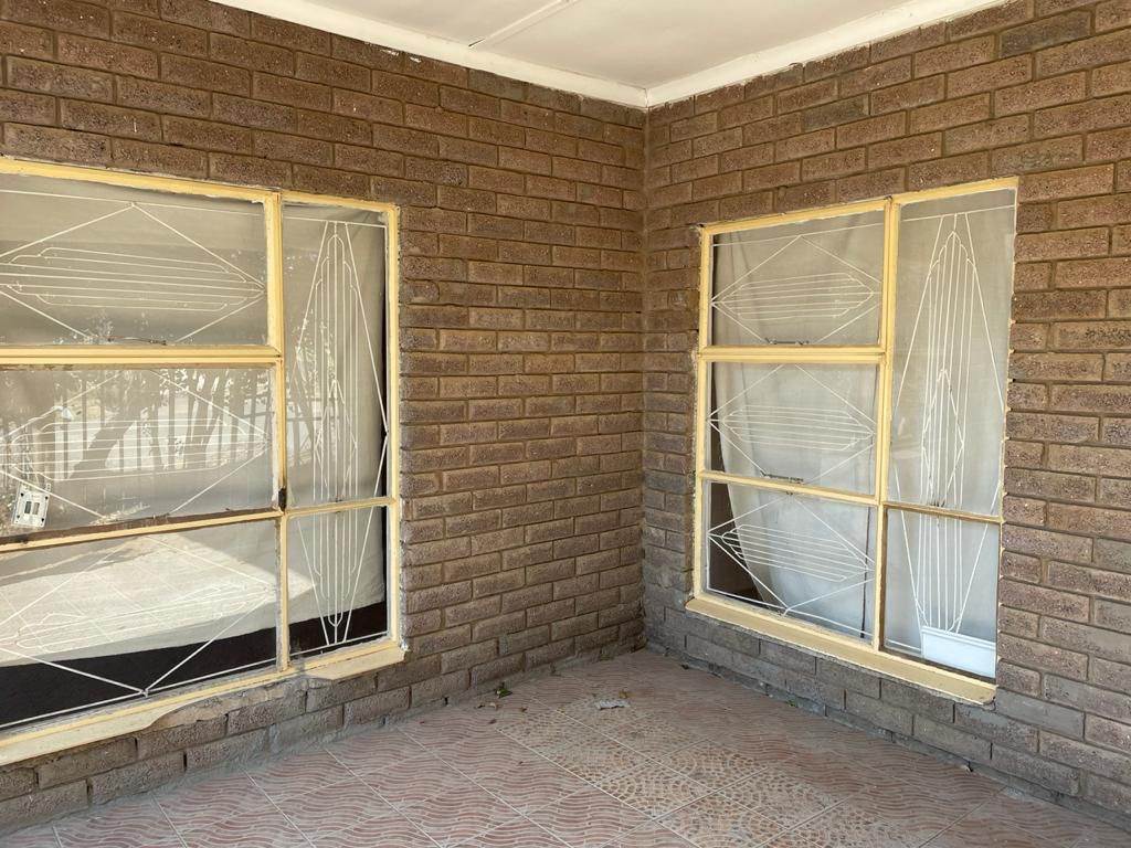 2 Bed Apartment in Ficksburg photo number 3