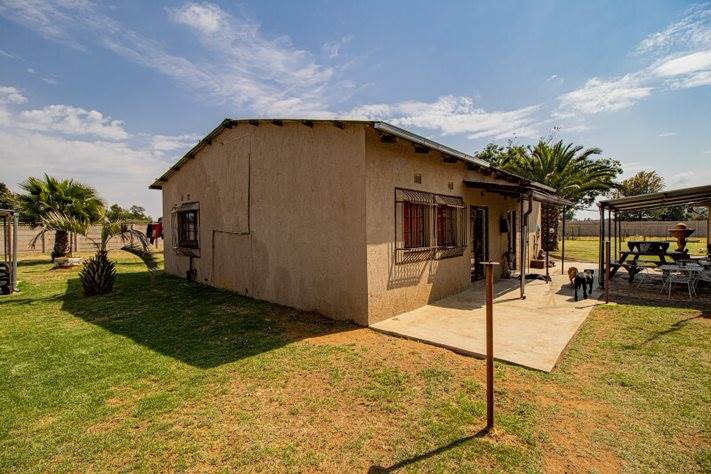 1.6 ha Smallholding in Randfontein photo number 4