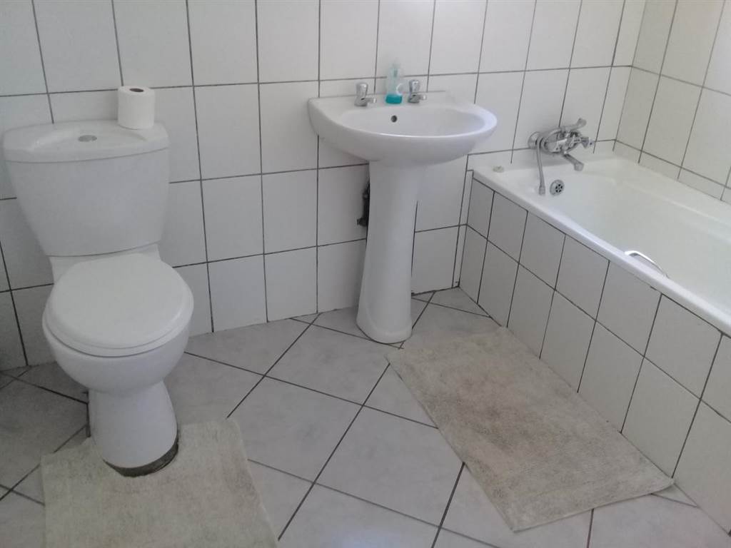 3 Bed Apartment in Rensburg photo number 10