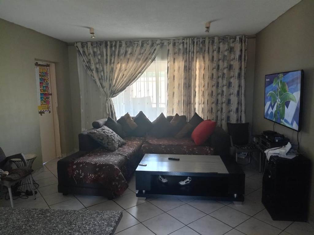 3 Bed Apartment in Rensburg photo number 2