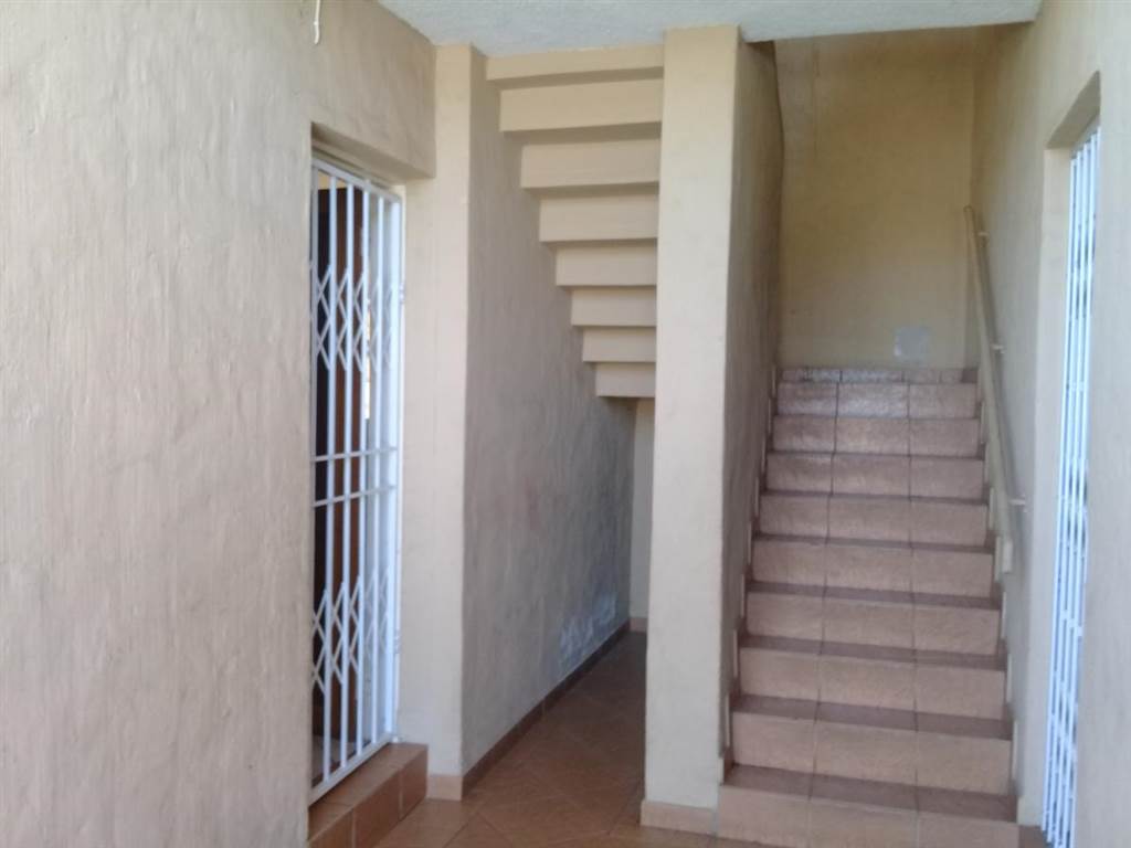 3 Bed Apartment in Rensburg photo number 6