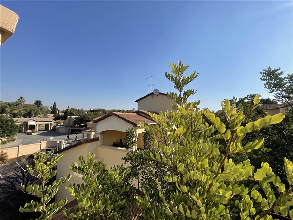 4 Bed Apartment in Sunninghill