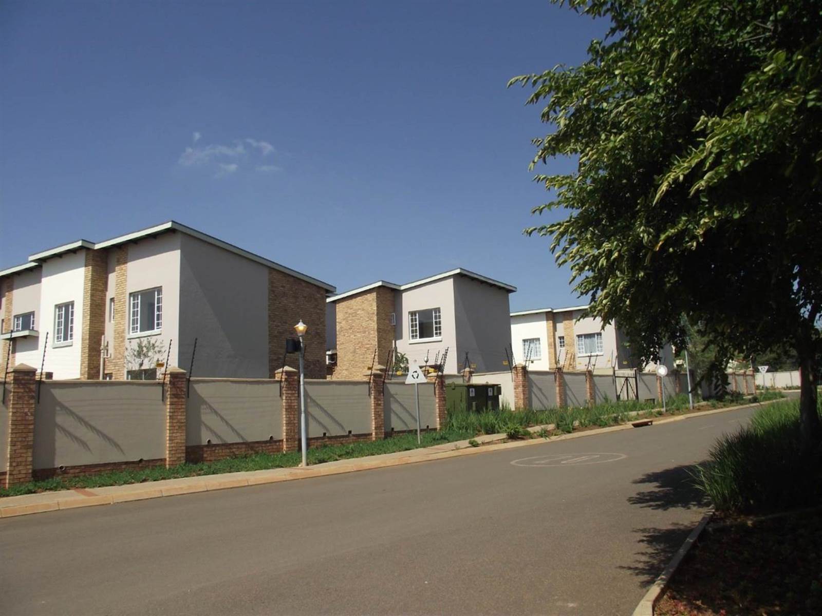 3 Bed Townhouse in Hazeldean (Silverlakes Surroundings) photo number 22
