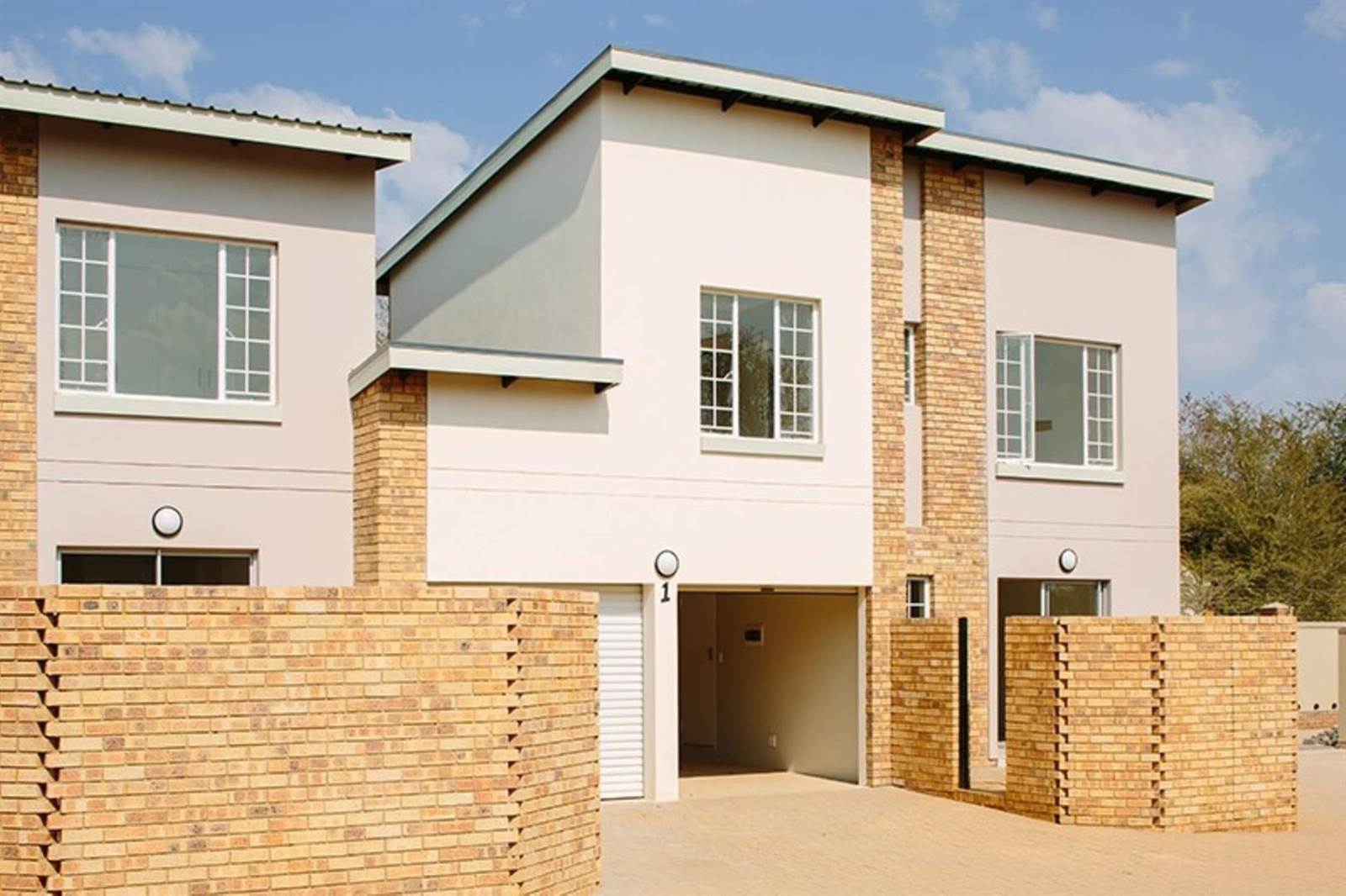 3 Bed Townhouse in Hazeldean (Silverlakes Surroundings) photo number 1