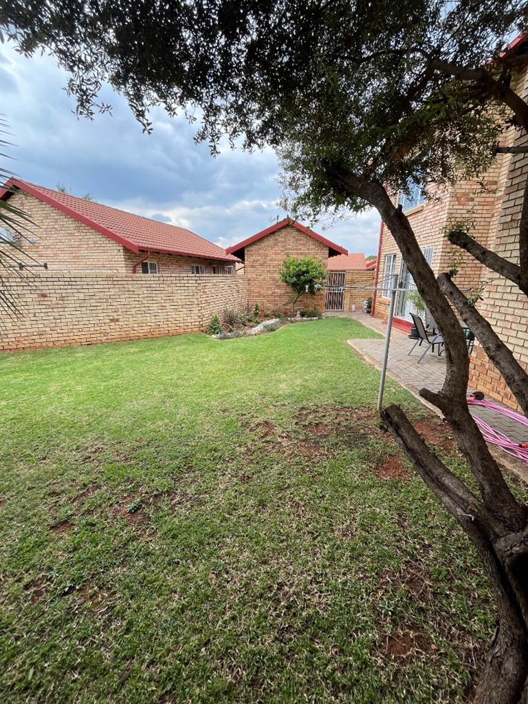 2 Bed Townhouse in Highveld photo number 2