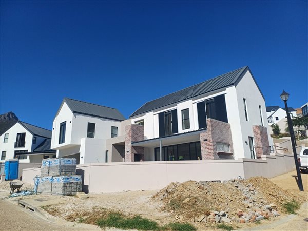 4 Bedroom House 4 Bedroom House