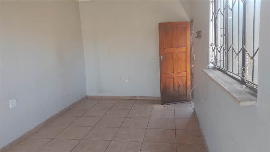 5 Bed House in Mohlakeng photo number 17