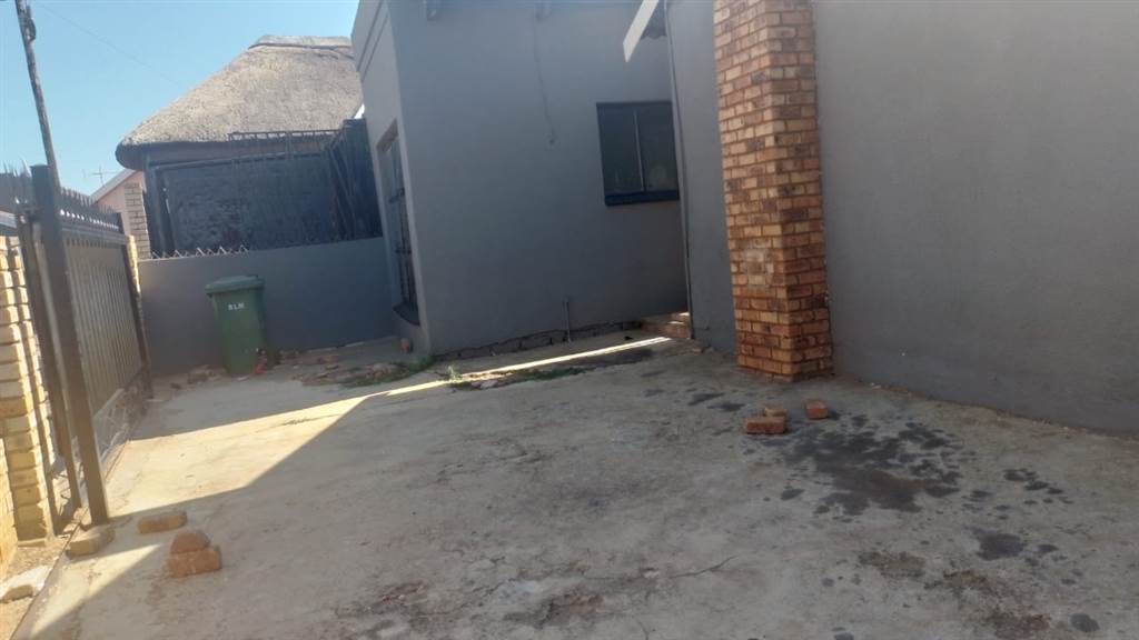 5 Bed House in Mohlakeng photo number 2