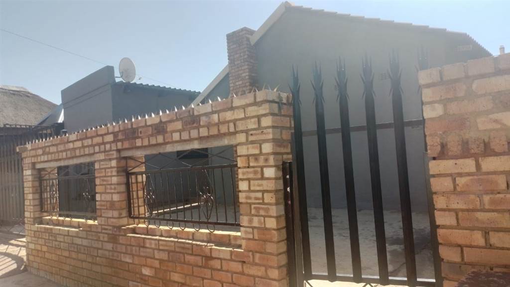 5 Bed House in Mohlakeng photo number 1