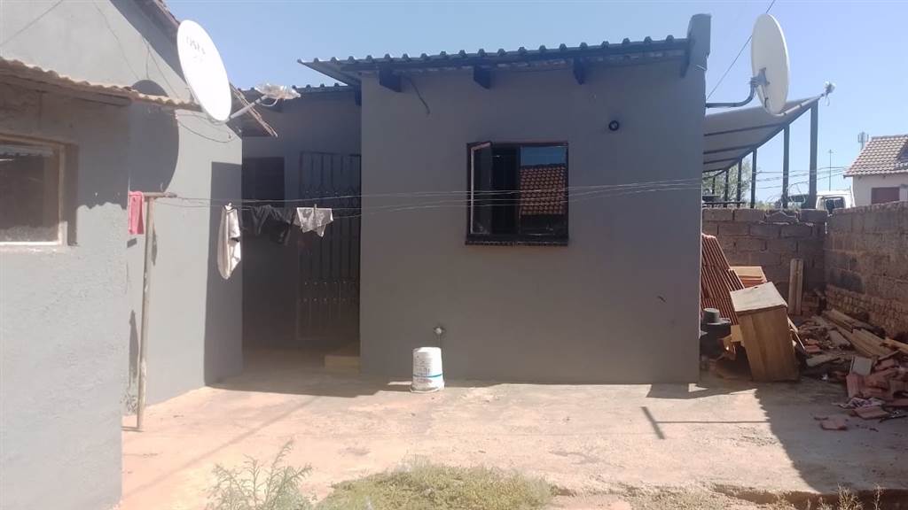 5 Bed House in Mohlakeng photo number 4