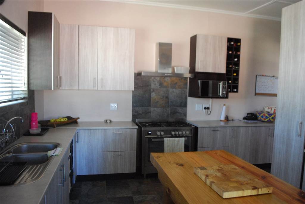 4 Bed House in Tulbagh photo number 3