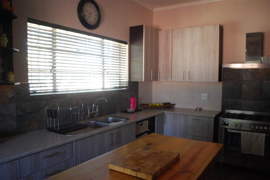 4 Bed House in Tulbagh photo number 9