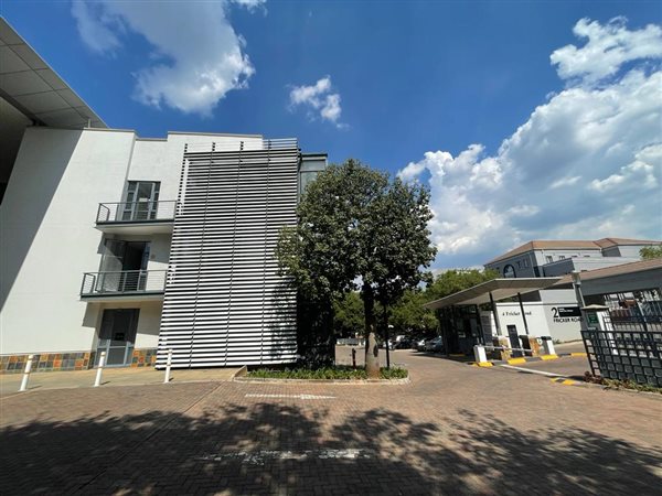 855  m² Commercial space