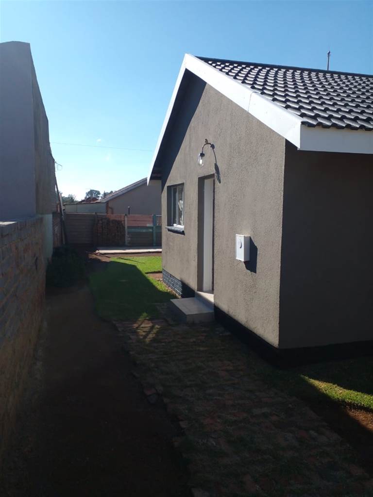 2 Bed House in Sebokeng Zone 6 photo number 2