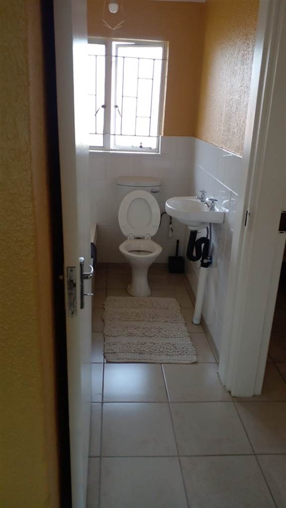 2 Bed House in Sebokeng Zone 6 photo number 11