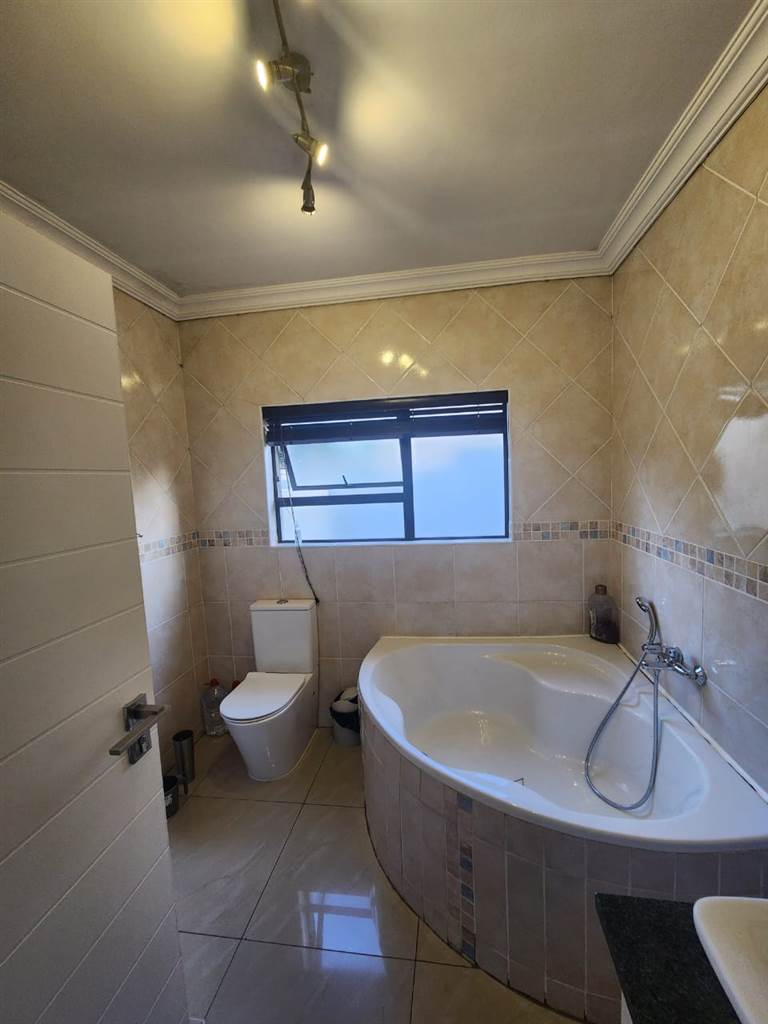 4 Bed House in Raslouw Manor photo number 4