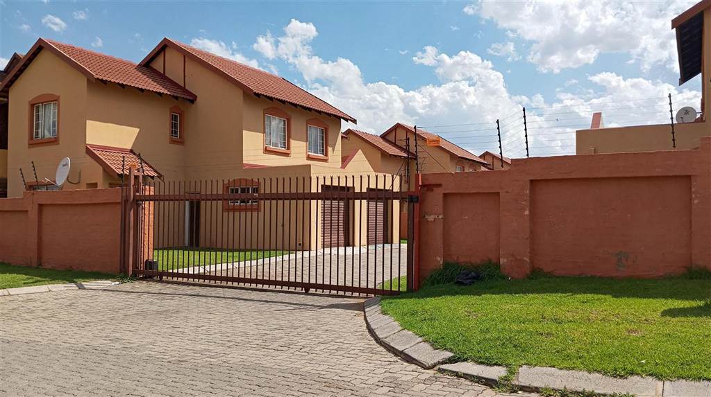 3 Bed Townhouse in Bergsig photo number 2