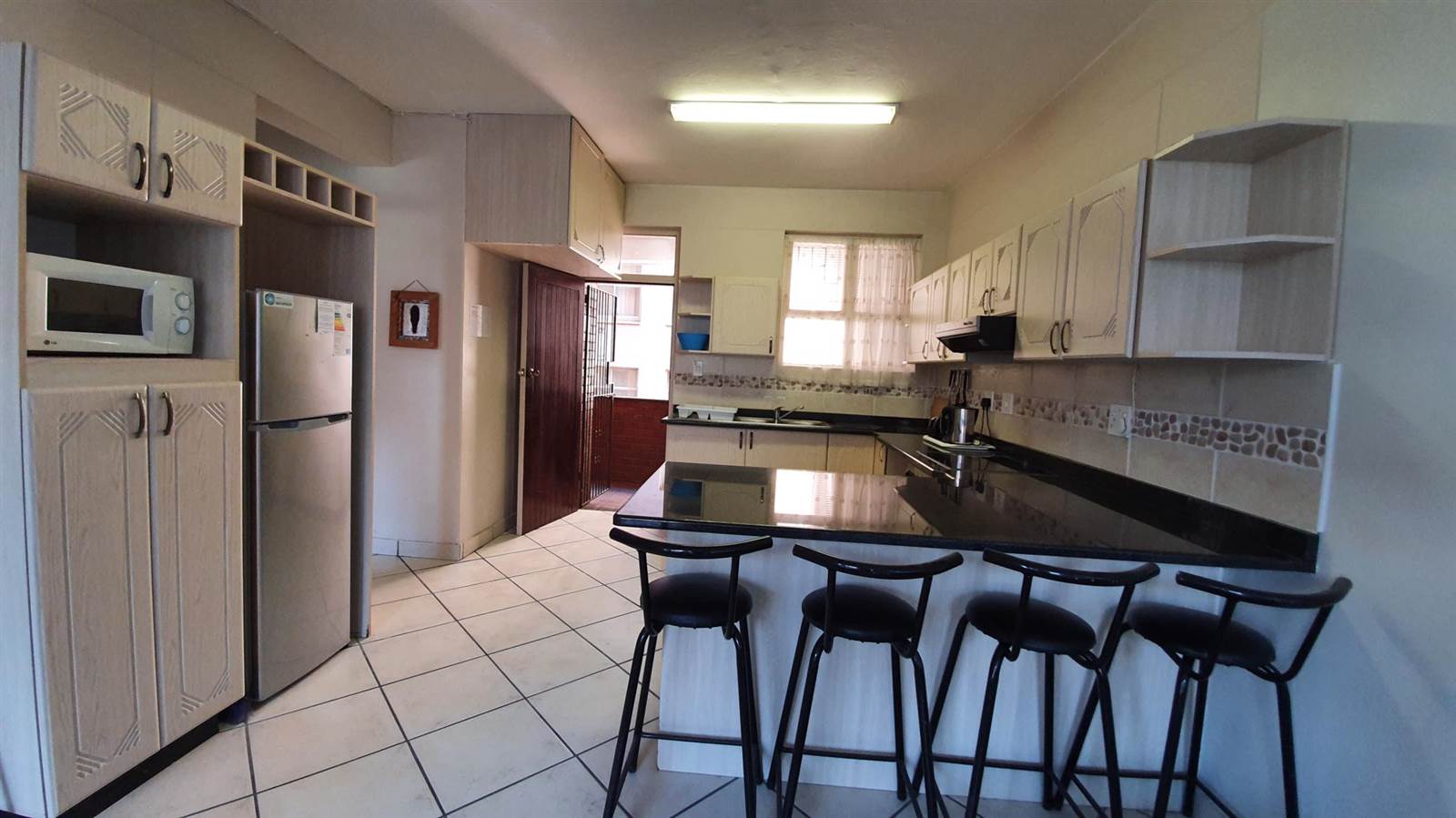 1 Bed Apartment in Amanzimtoti photo number 5