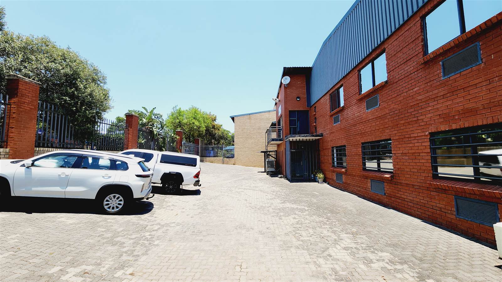 846  m² Industrial space in North Riding photo number 3