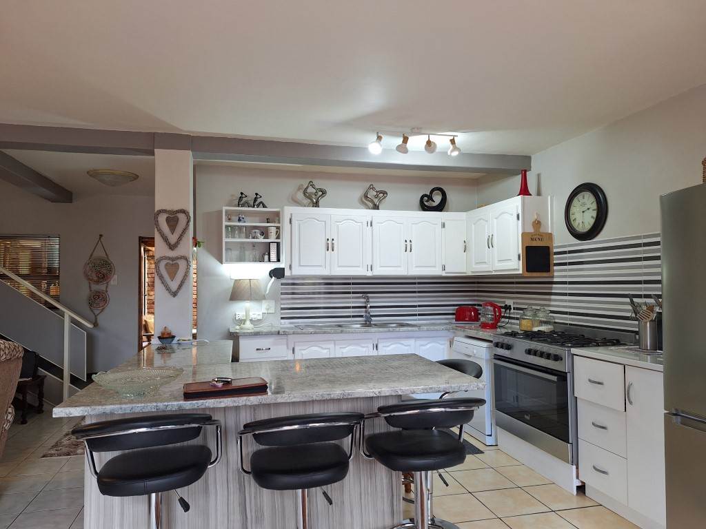 3 Bed Townhouse in Hartenbos photo number 8