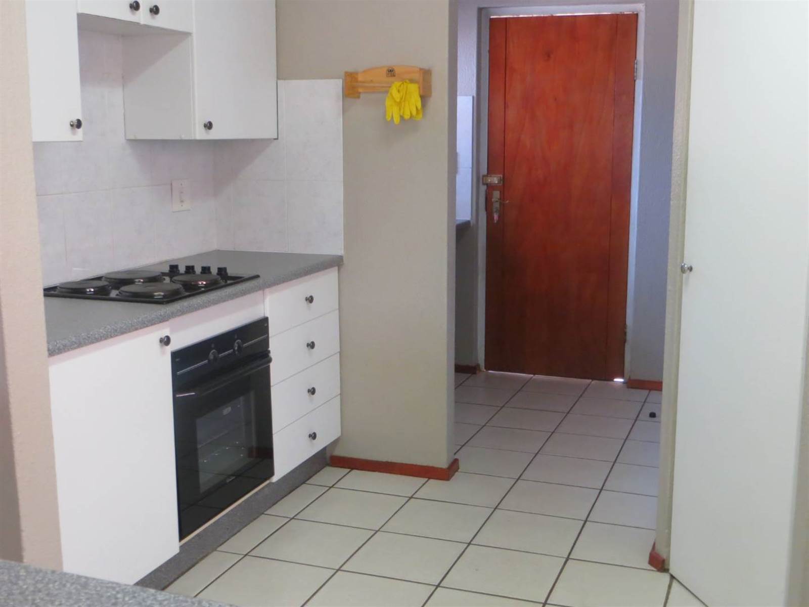 3 Bed Townhouse in Centurion Golf Estate photo number 8