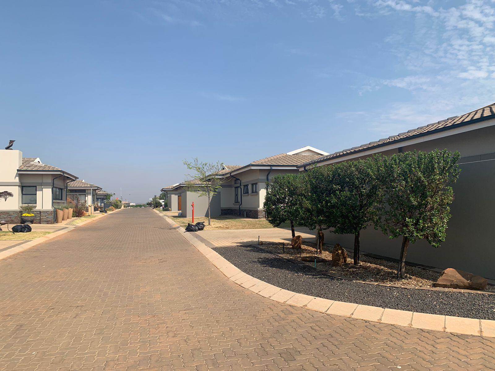 3 Bed House in Eastland Mature Lifestyle Estate photo number 3