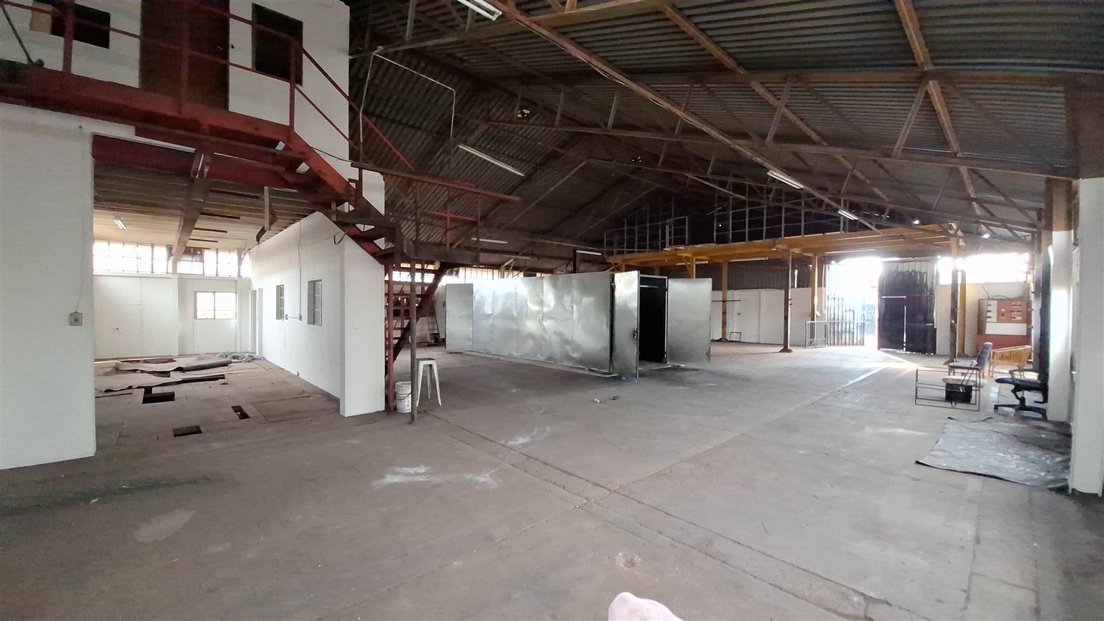 850  m² Industrial space in Kew photo number 4