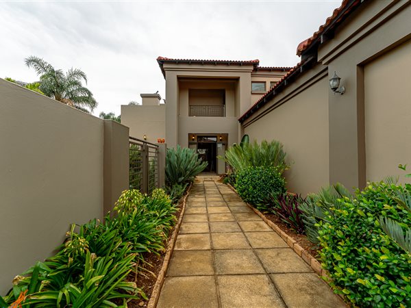 4 Bed House in Ruimsig Country Estate
