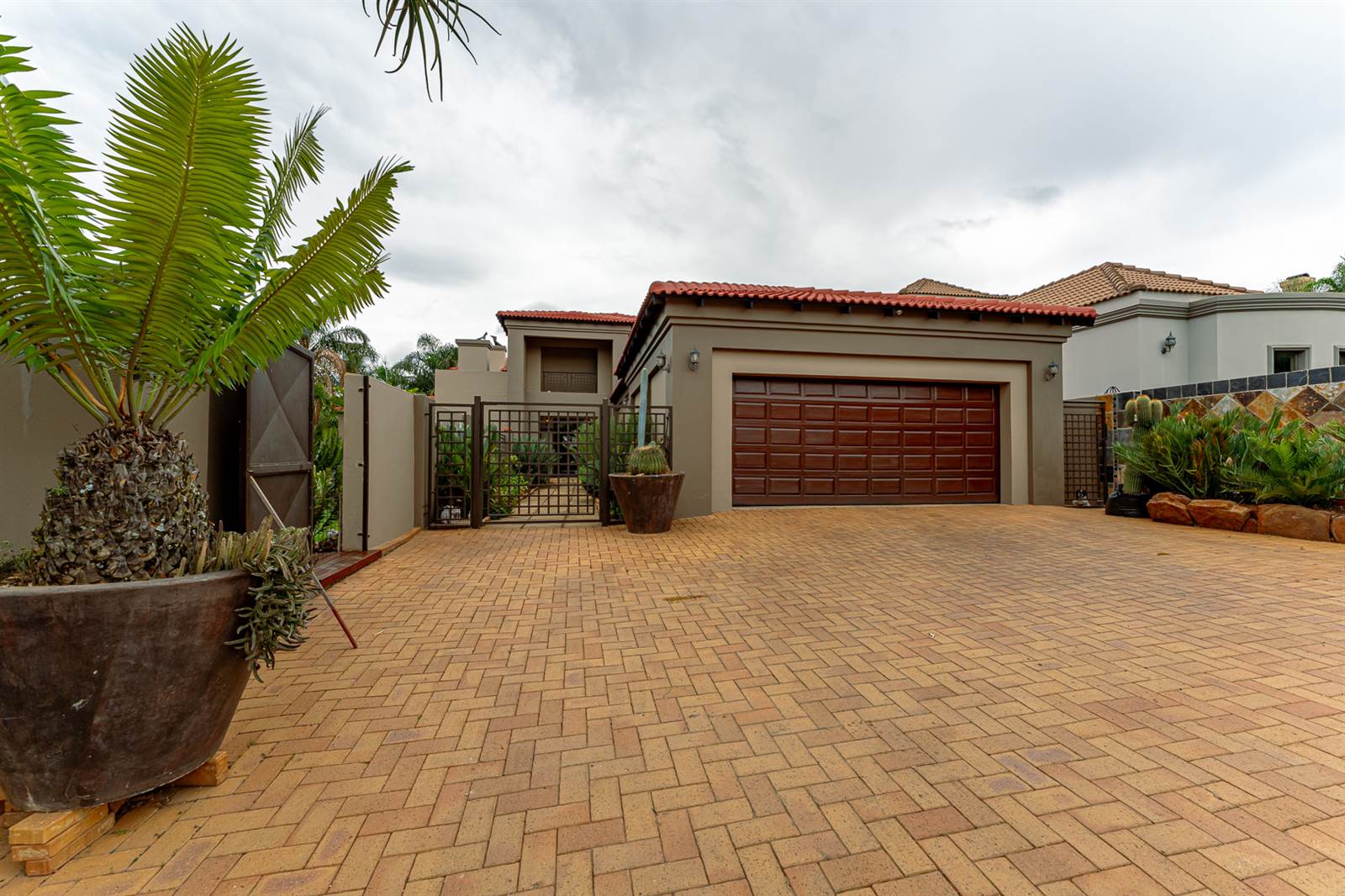 4 Bed House in Ruimsig Country Estate photo number 3