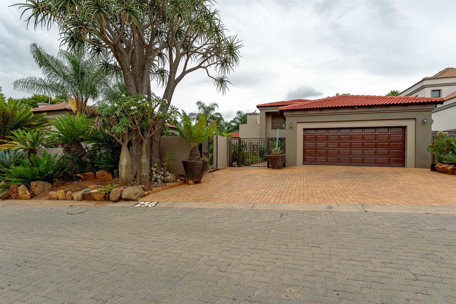4 Bed House in Ruimsig Country Estate photo number 4