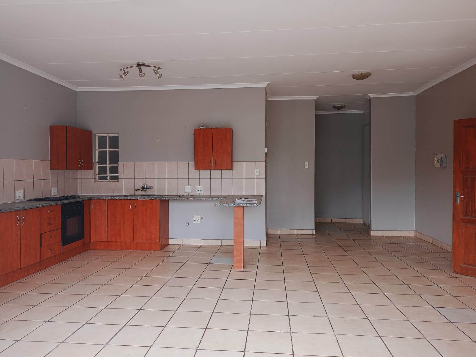 2 Bed Apartment in Brakpan North photo number 2