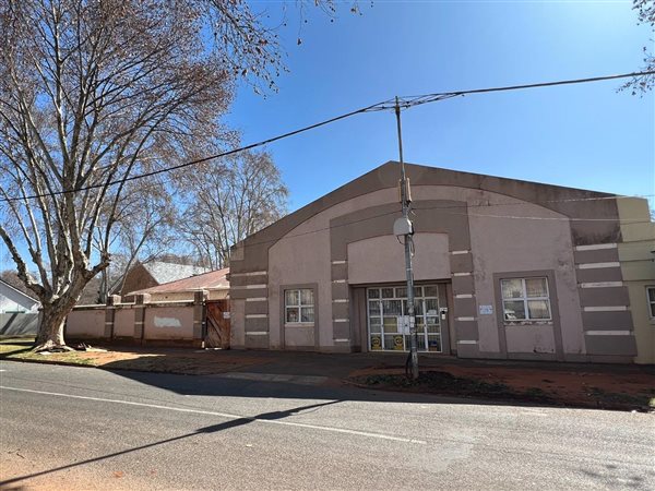 700  m² Commercial space in Bezuidenhout Valley