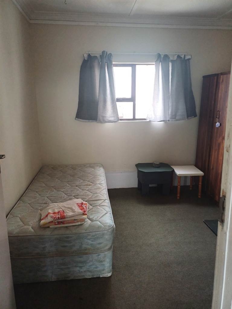 6 Bed Apartment in Grahamstown Central photo number 8