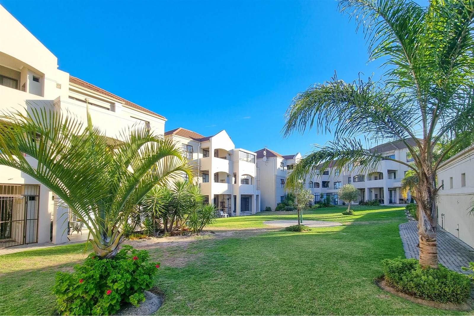 2 Bed Apartment in Vredekloof East photo number 1
