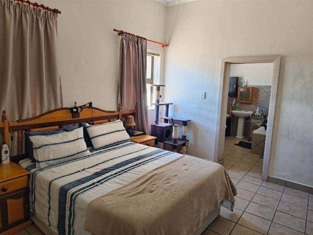 2 Bed House in Ladismith photo number 8