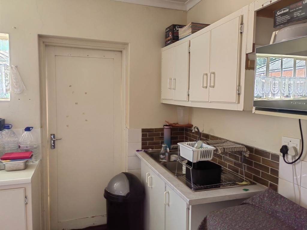 2 Bed Apartment in Westdene photo number 9