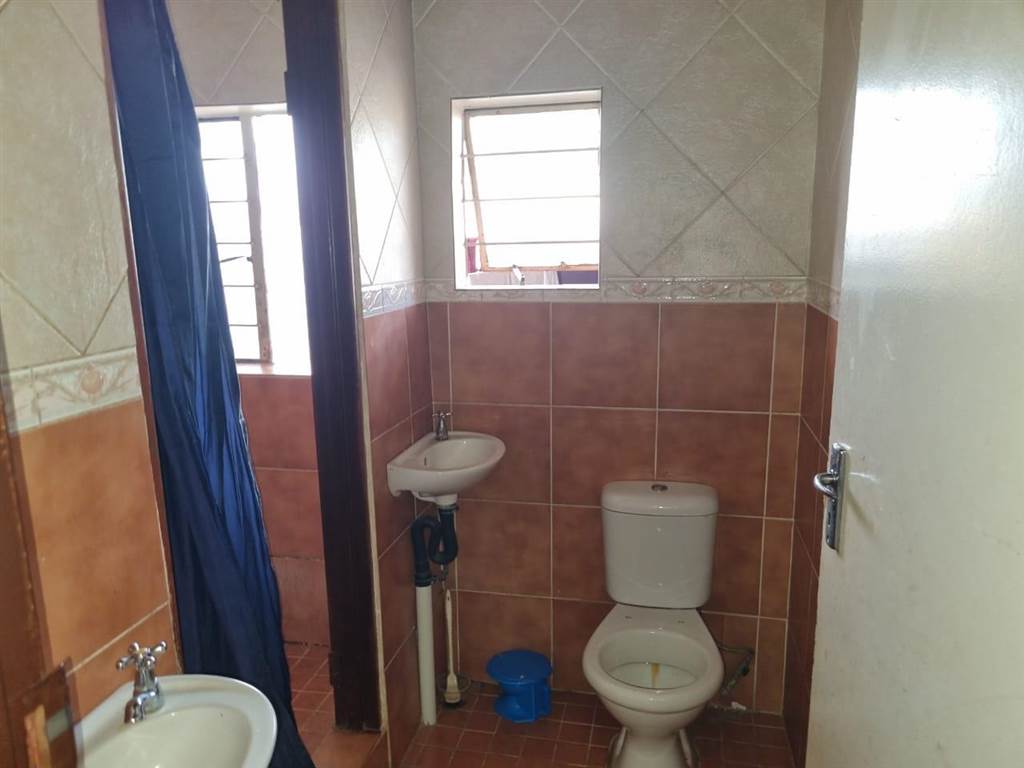 5 Bed House in Mamelodi East photo number 9