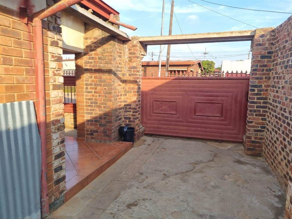 5 Bed House in Mamelodi East photo number 3