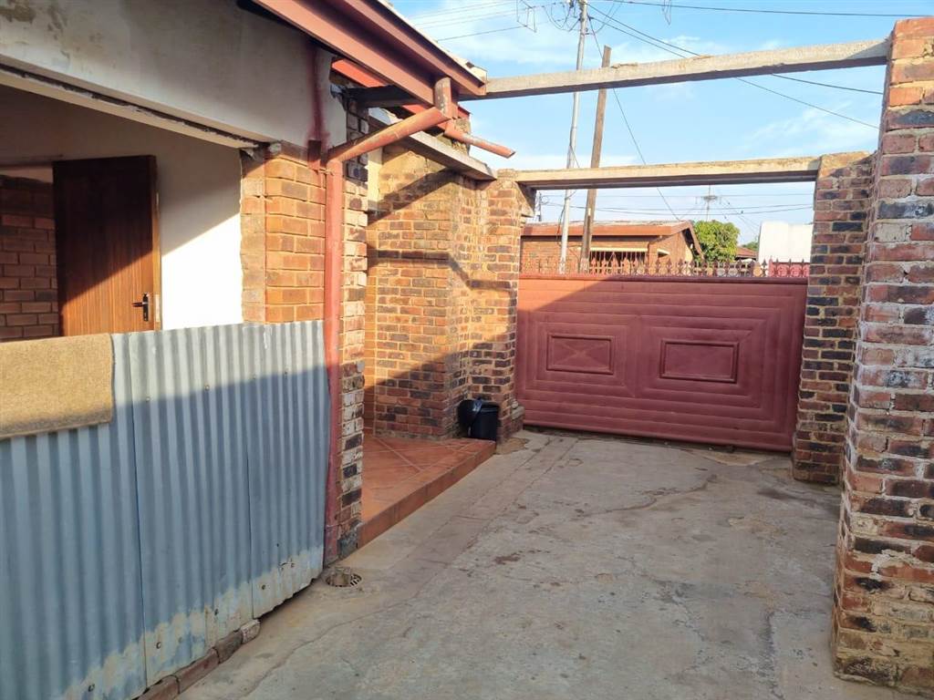 5 Bed House in Mamelodi East photo number 10