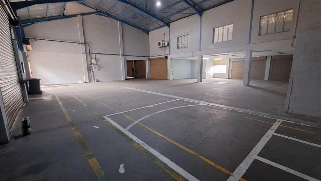 3000  m² Industrial space in Airport Industria photo number 4