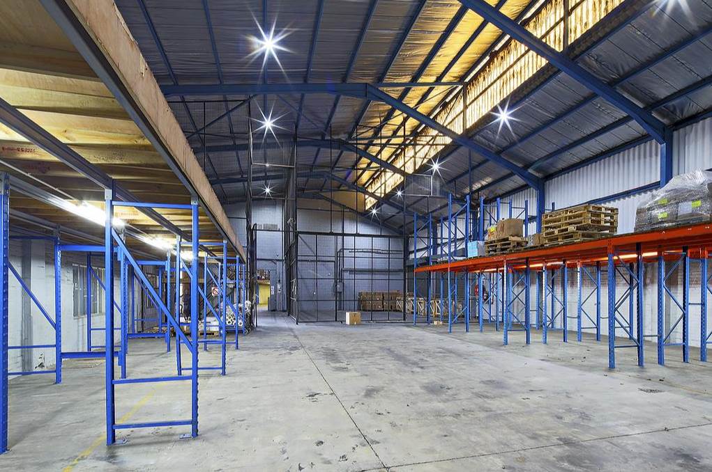 3000  m² Industrial space in Airport Industria photo number 3
