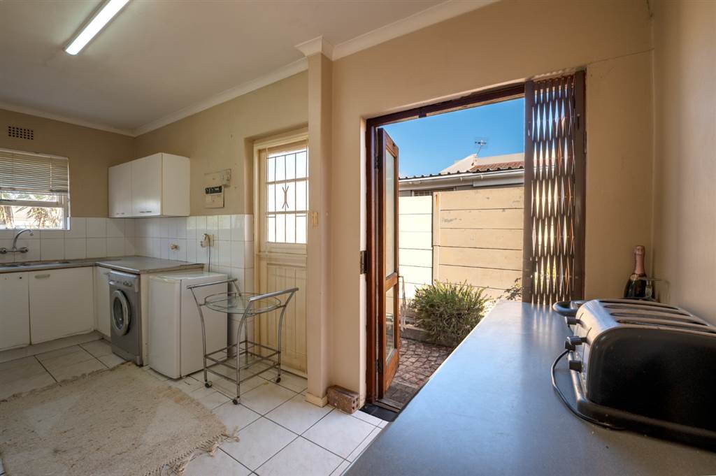 3 Bed House in Tableview photo number 9