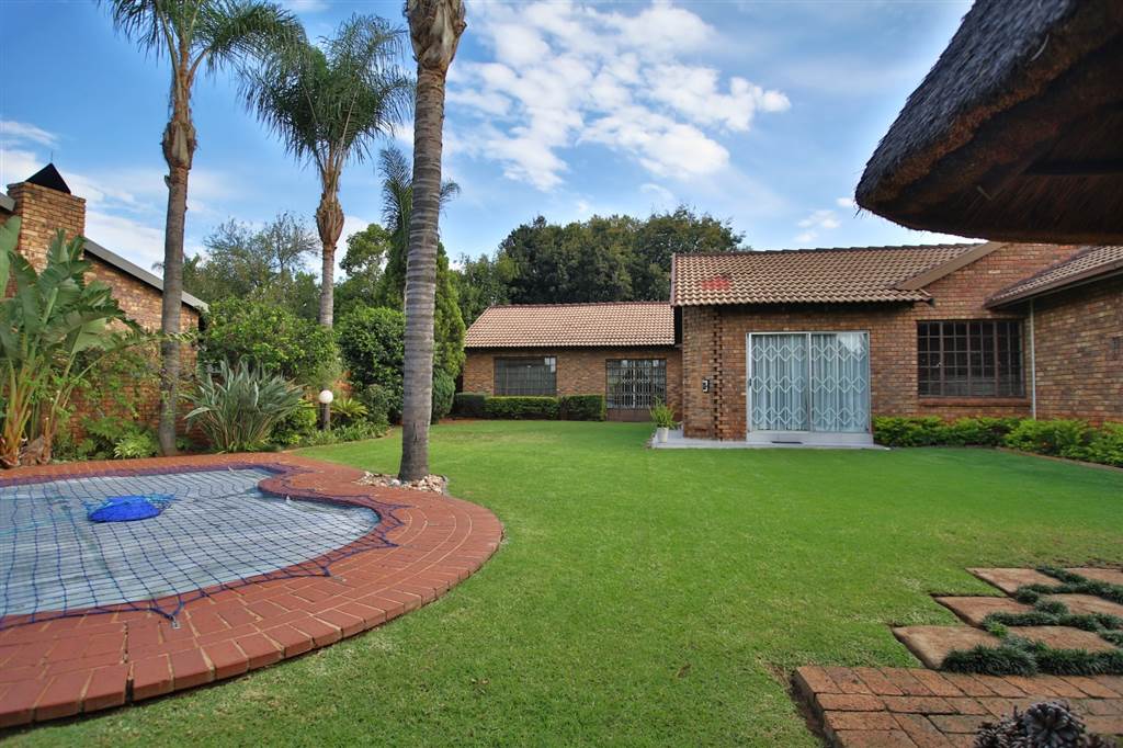 5 Bed House in Rooihuiskraal North photo number 2