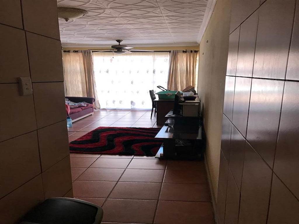 2 Bed Apartment in Pretoria West photo number 4