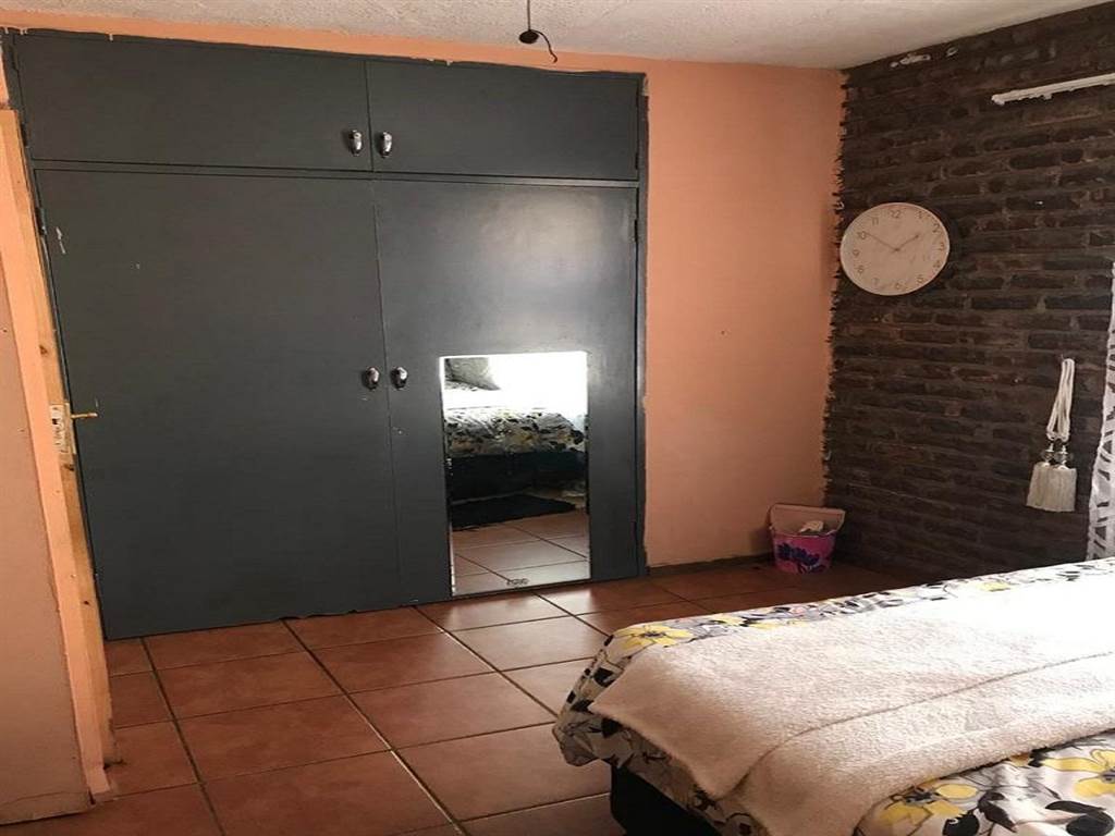 2 Bed Apartment in Pretoria West photo number 10