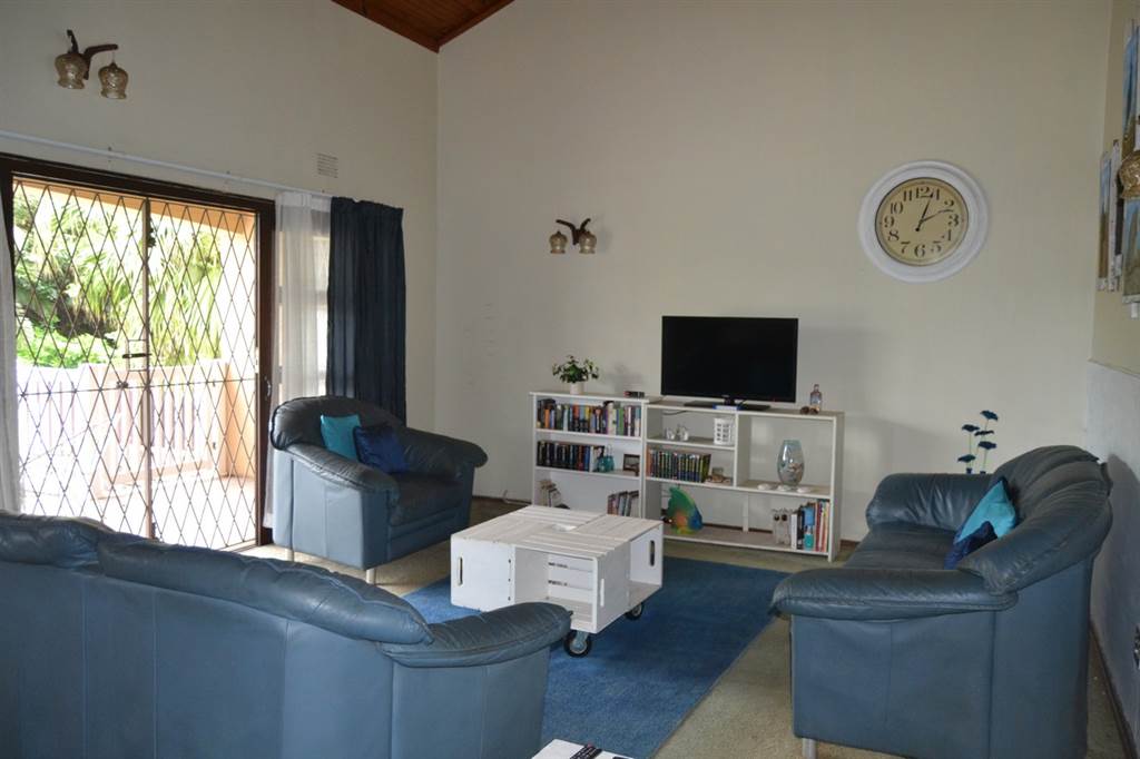 6 Bed House in Uvongo photo number 2