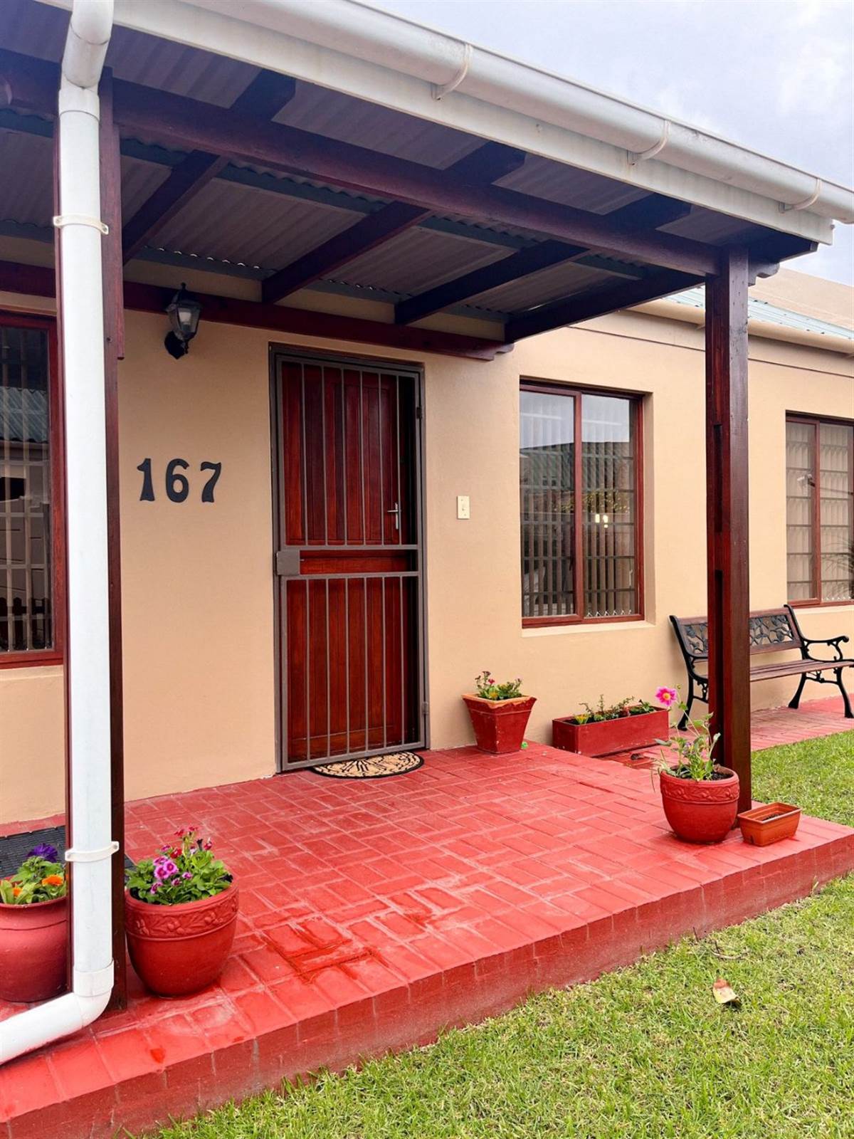 3 Bed Townhouse in Stilbaai photo number 1
