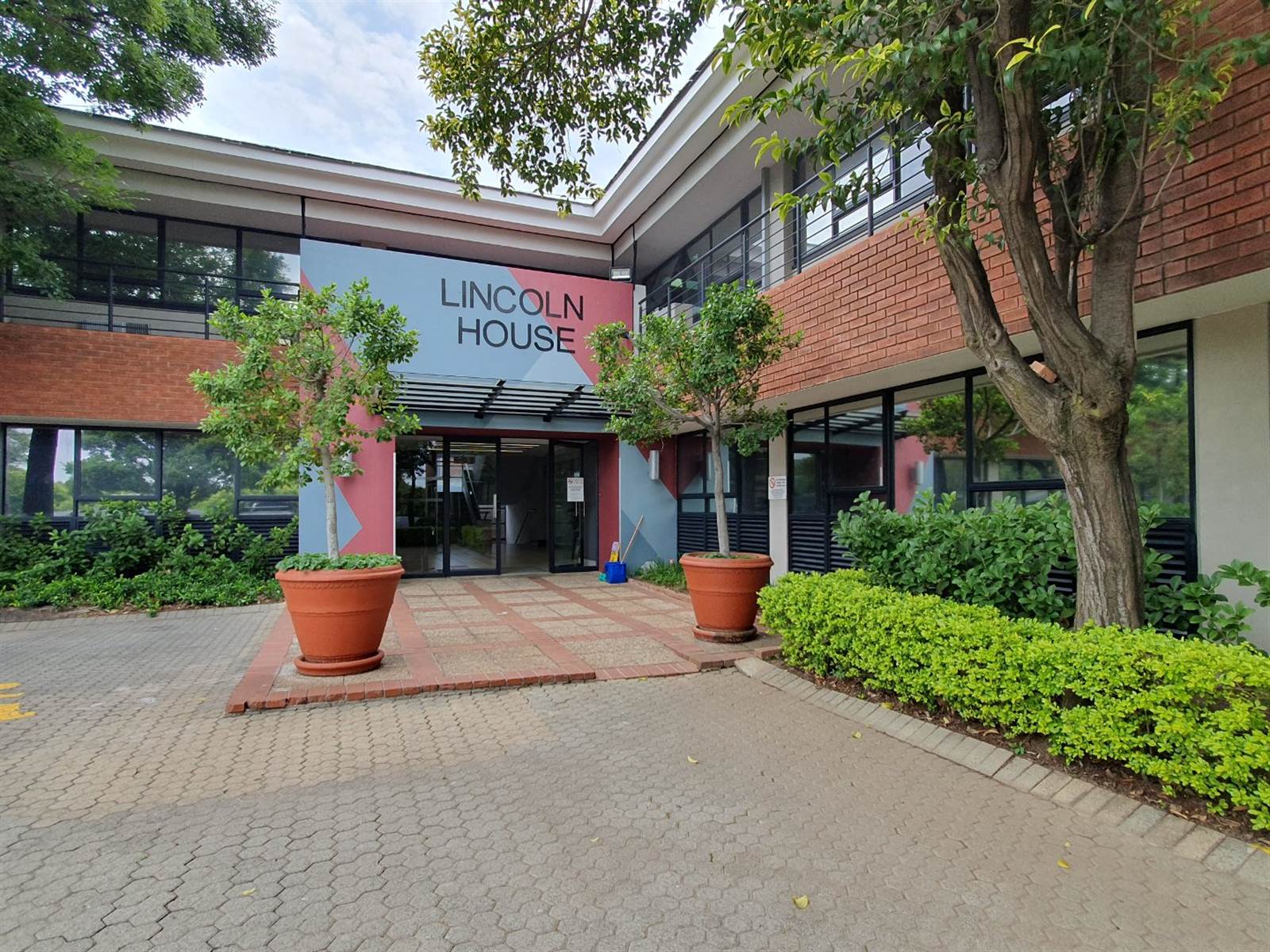 763  m² Commercial space in Bryanston photo number 2