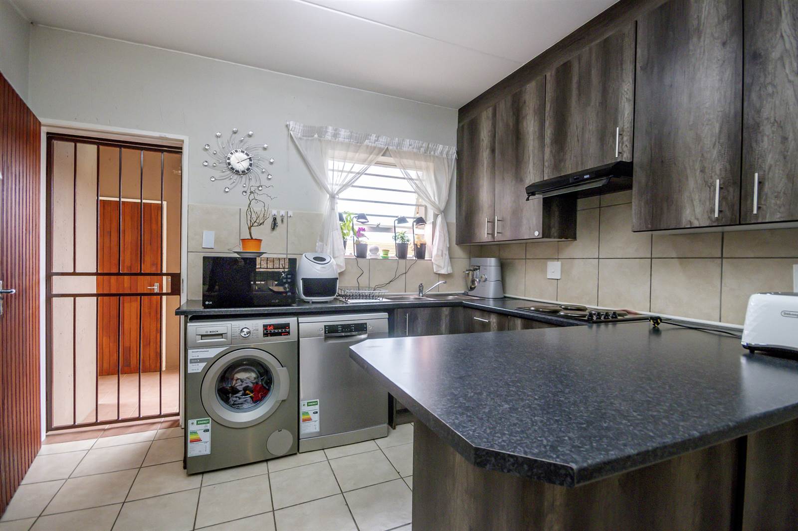 3 Bed Apartment in Ruimsig photo number 7