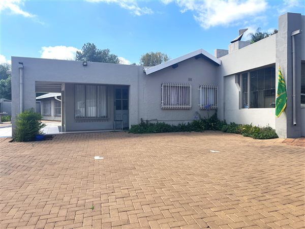 12 Bed House in Waterkloof